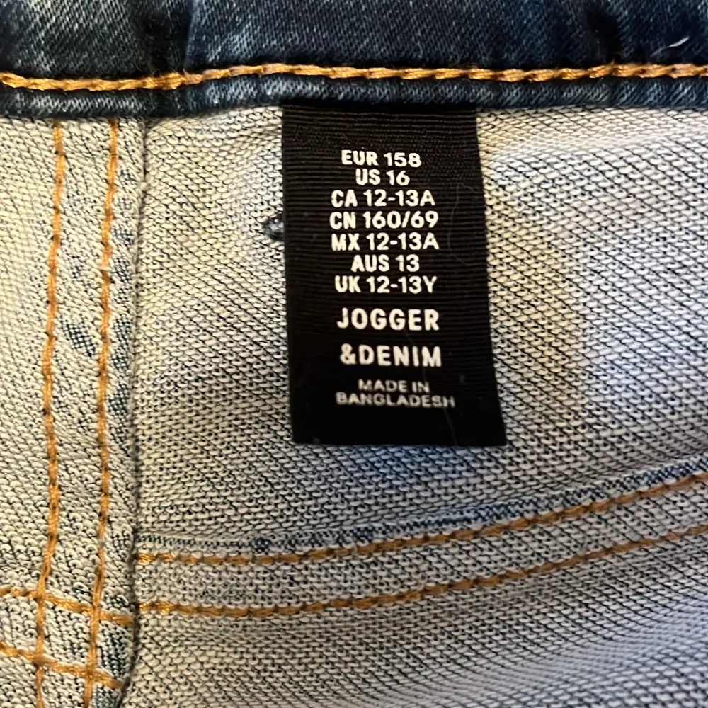 ett par stretchiga jeans i helt ok skick. Köparen står för frakt 💞. Jeans & Byxor.