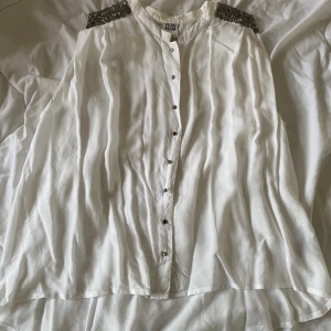 Fin blus väst - Väldigt skön och söt blus väst från vero moda i storlek M