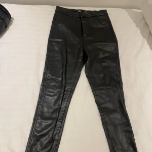 Skin byxor  - Skin byxor från zara knappt använda! Storlek Xs 