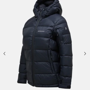 Peak performance jacka dam - Denna är så gott som i nyskick, säljs pågrund av förstor och att jag är i behov av en mindre. Inga hål eller slitage. Använd 1 säsong. Den är svart och stl s. Nypris 5000kr. Hör av er vid intresse.