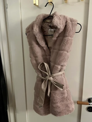 Päls väst - Beige päls väst i storlek s