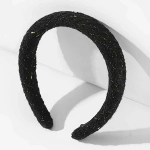 Diadem - Svart diadem, lite gulligt glitter i. Använd en gång, från shein, så därav säljer ja billigt!!