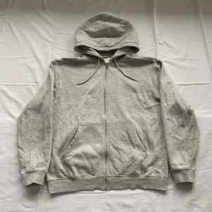 Weekday zip hoodie - Tja! Säljer nu en oanvänd weekday hoodie med dragkedja. Skick: 10/10