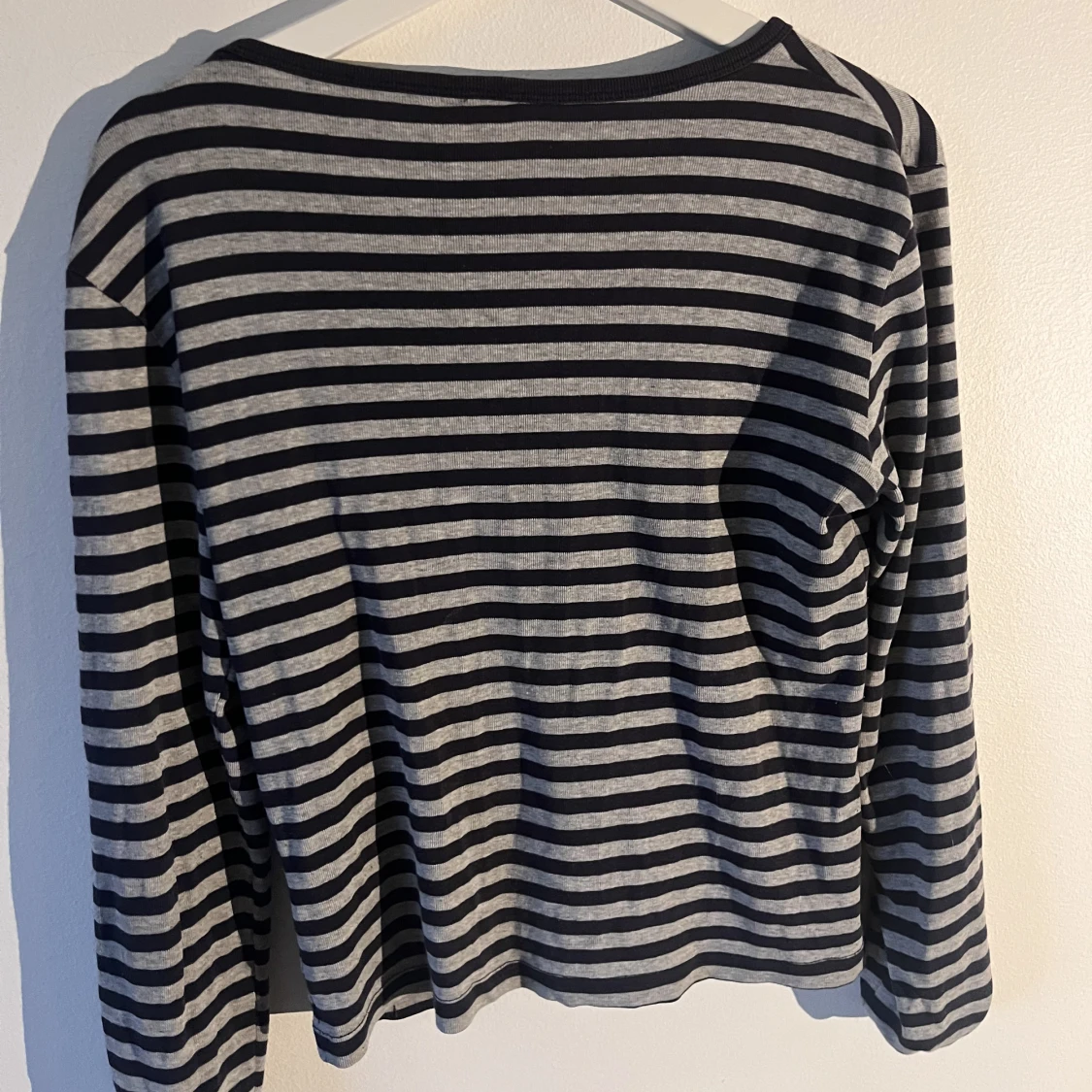 Grå kofta med mörk blåa linjer - 91