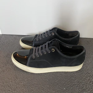 Lanvin skor - Säljer nu dessa lanvins i navy. Storlek uk8, passar 43. Skorna är i överlag fint skick. Endast skor som följer med vid köp. Hör av er med frågor och funderingar.