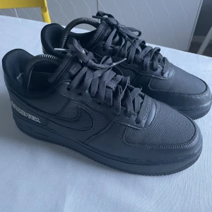 Nike air force 1 Gore-Tex - Tvärsnygga AF1 Gore-Tex i storlek 43. Säljs för över 2000kr online. Priset kan diskuteras, kan mötas upp i jkpg🔥