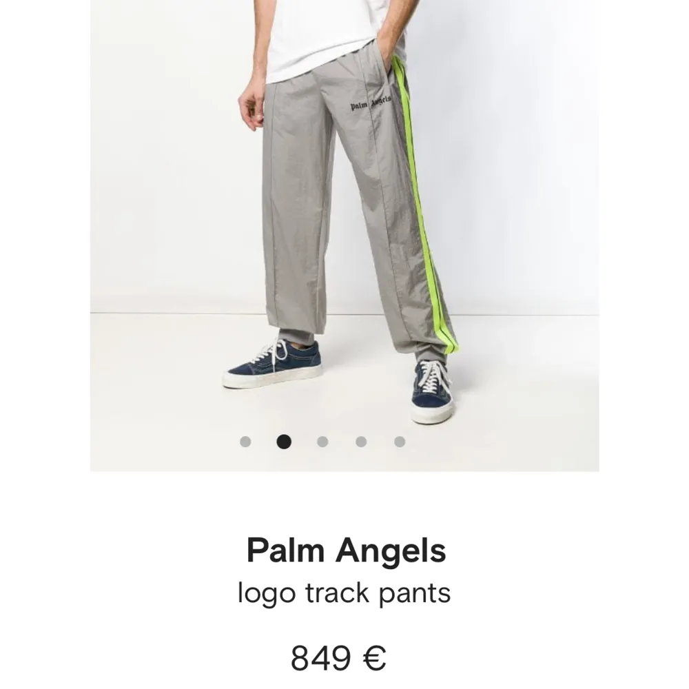 Palm angels träningsbyxor i polyester. Size M , sparsamt använda. Nypris 849€ ≈ 10.000kr. Påse, tags osv finns . Jeans & Byxor.