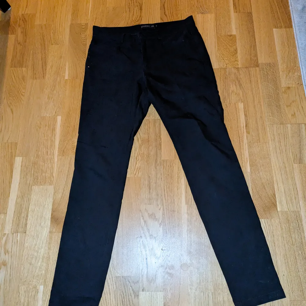 Svarta snygga kostymbyxor i fint skick. Säljs för att byxorna var för långa för mig. Jeans & Byxor.