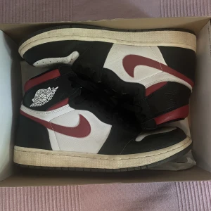 Jordan 1 gym red  - Jordan 1 high gym red i storlek us 9 vilket är 42,5, priset är inte hugget i sten 