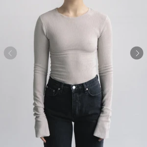 A-dsgn topp  - Beige topp från A-dsgn i färgen ”creme”. Slutsåld i storlek S. Lång i ärmarna men liten i storlek. Aldrig använd 