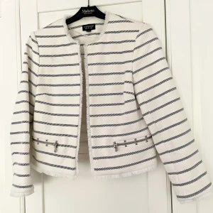 Kort blazer Topshop - En söt blazer i kort modell från Top Shop. Ränderna är marinblå. Använd ett fåtal gånger och i mycket fint skick. Inköpt för drygt 10 år sedan och har sen dess hängt i princip oanvänd i min garderob.