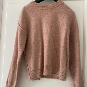 Filippa K tjock tröja  - En skit fin tröja inför hösten från Filippa K. Knappt använd och e enbart lite nopprig under armarna😊
