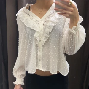 Blus från zara - Säljer min jätte fina blus från zara som knappt är använd💕 Lånad bild! Skriv om ni har frågor💕