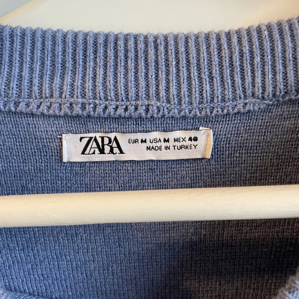 Ljusblå Sweatshirt från ZARA. Kommer inte till användning. Skriv vid frågor eller annat, pris kan diskuteras.. Stickat.