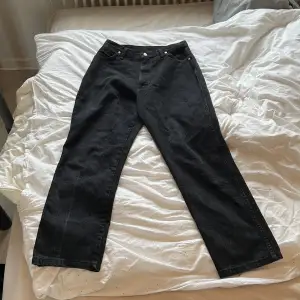 Ett par baggy wrangler jeans. Köpte från en mystery box för ca 3 år sedan. Cond 9/10. Passar personer som är runt 180 långa.