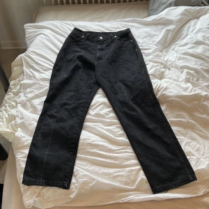 Baggy Wrangler Jeans - Ett par baggy wrangler jeans. Köpte från en mystery box för ca 3 år sedan. Cond 9/10. Passar personer som är runt 180 långa.