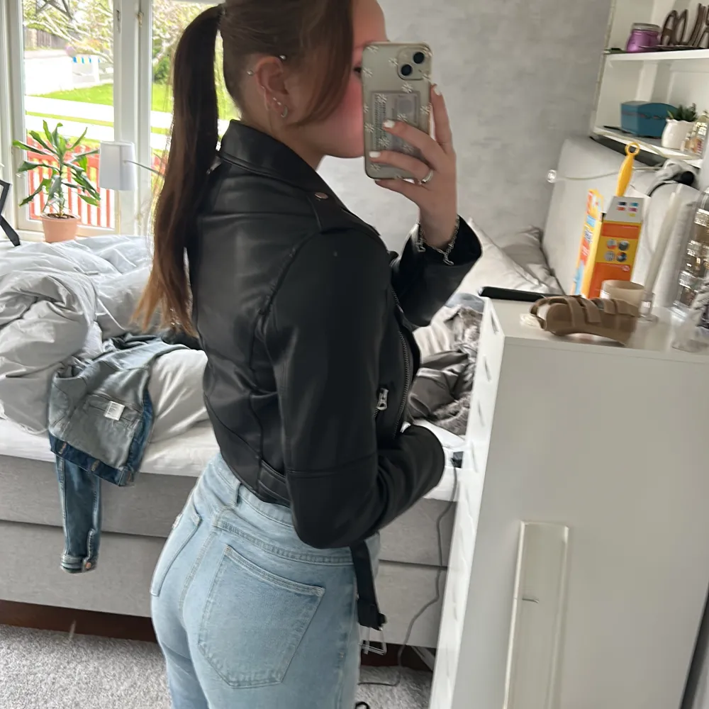 Superfin skinnjacka som jag har haft i ca 2 Ă„r med inga skadorđ©· SĂ€ljer dĂ„ den tyvĂ€rr inte anvĂ€nds sĂ„ ofta lĂ€ngređköpte den för 599đDen Ă€r ifrĂ„n Pull&Bear och sitter super fint pĂ„đdragkedjan och detaljerna Ă€r i silverđ. Takit.