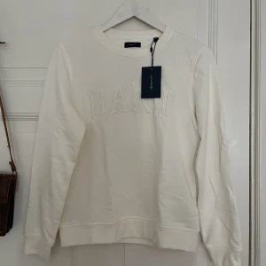 Gant hoodie  - Säljare denna helt oanvända vita gant Hoodien! Hör av dig vid frågor 🌸🌸🤍🤍(nypris=999 kr)