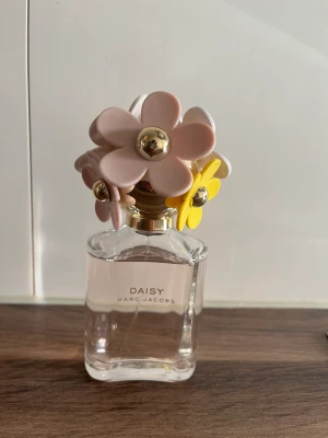 Marc jacobs parfym - Marc Jacobs  Daisy Eau So Fresh EdT 75 ml parfym Sprayat väldigt lite ifrån efter graviditeten gillade jag inte doften 
