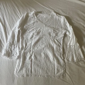 Vit blus  - Jättesöt vit blus köpt second hand! Fina spetsdetaljer i sömmarna!