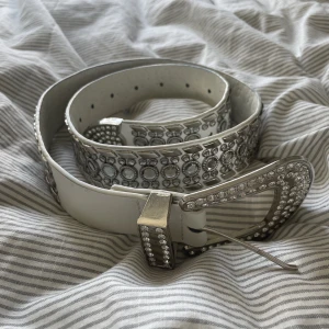 Y2K bälte - Säljer detta bälte då jag inte använder den längre. Alla stenar sitter kvar men är lite missfärgad på insidan från jeans men det är inget som syns utifrån😋💗
