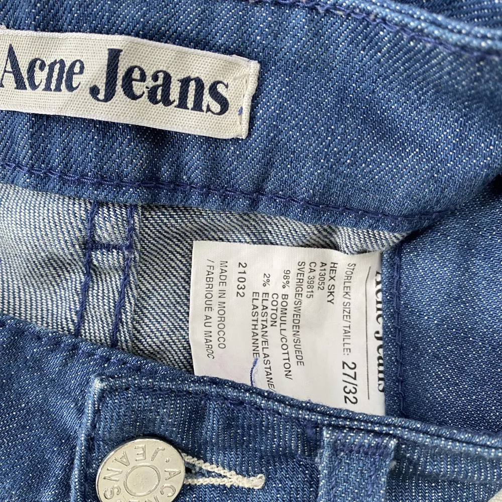 Snygga Jeans från acne. I fint skick! Nypris ca 2000kr. Säljer pga försmå för mig :( Obs! Liten i storleken, skulle säga att de snarare är 26/32.. Jeans & Byxor.
