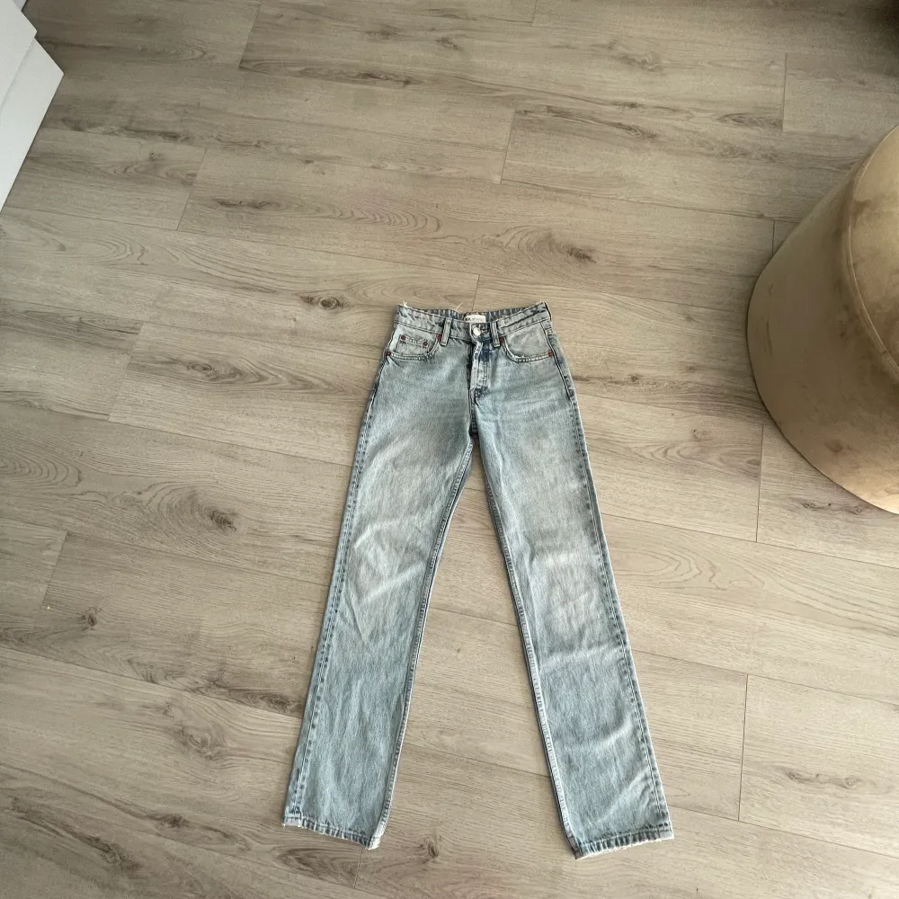 Säljer dessa jätte populära  lågmidjade zara jeansen som slutat säljas och som inte passar mig längre . Jeans & Byxor.