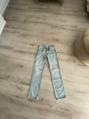 Zara jeans  - Säljer dessa jätte populära  lågmidjade zara jeansen som slutat säljas och som inte passar mig längre 