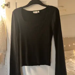 Säljer denna svarta tröja ifrån vila💕 storlek s 
