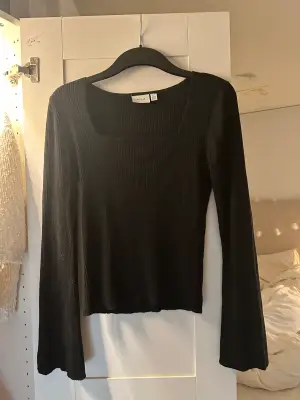 Säljer denna svarta tröja ifrån vila💕 storlek s 