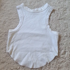 Vitt kort enkelt linne  - Vitt enkelt kort linne från bik bok