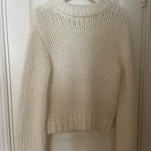 Stickad tröja  - Säljer denna jättefina tröja då den tyvärr är förliten för mig. Endast testad en gång. 
