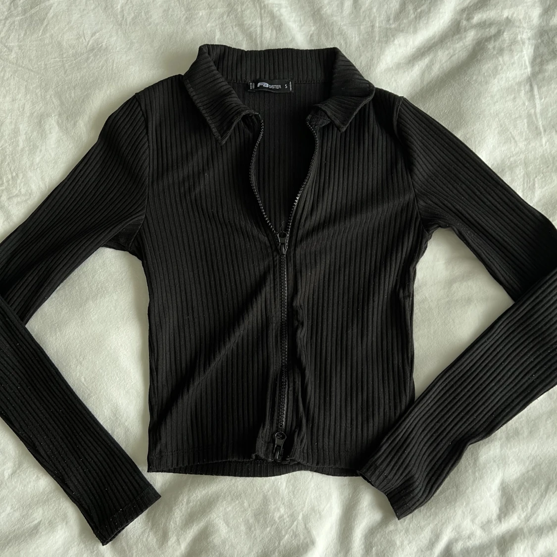 Långärmad topp med dragkedja