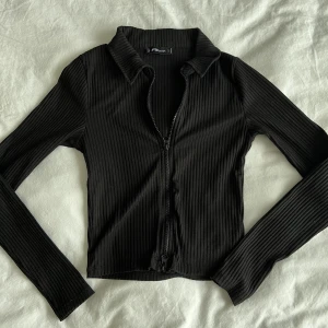 Långärmad topp med dragkedja - Tight tröja med en dragkedja, det går att styla den lite hursom med dragkedjan, se bild 1 och 2. Sitter jättefint! Dock tight som S. 