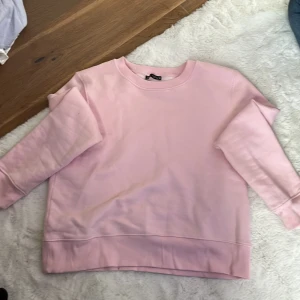 rosa tjocktröja - säljer denna asfina tjocktröja som köptes förra året, använd få antal gånger och är i superbra skick!!💞