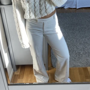 Vita kostymbyxor strl 34  - Super snygga vita lågmidjade kostymbyxorna i väldigt bra skick. Hör gärna av er vid frågor om måtten🫶🏼 