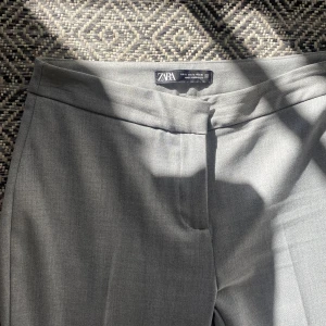 Grå kostymbyxor  - Kostymbyxor från zara, sitter bra i längd på mig som är 1,70! 🥰