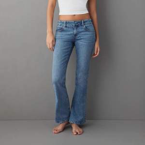 Jeansen heter ”Y2k bootcut jeans” och kommer från gina tricot. Jeansen är helt slutsålda på deras hemsida. Har använt jeansen ett fåtal gånger, finns även inga defekter på byxorna!