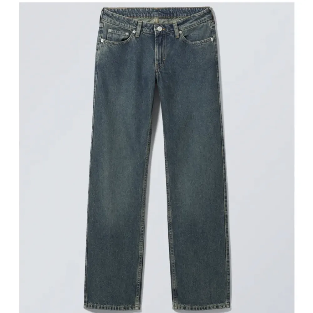 Säljer mina Arrow low straight jeans weekday, vet ej namn på färgen, i storlek 25/30💓💓 Pris kan diskuteras . Jeans & Byxor.