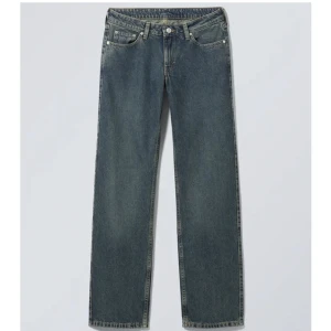 Arrow low straight jeans weekday - Säljer mina Arrow low straight jeans weekday, vet ej namn på färgen, i storlek 25/30💓💓 Pris kan diskuteras 