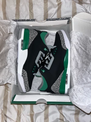 Jordan 3s Retro Pine Green - Jordan 3s Retro Pine Green, storlek Eu 44. Oanvända och helt nya. Perfekt skick!