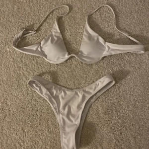 bikini - Bikini från shein:) använd typ 1 gång för att den var för liten på mig, brukar ha 36 i bikinis men överdelen var alldeles för liten