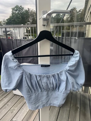 Blå topp - En sjukt somrig blå topp. Sitter riktigt fint och är i superskick. Inte använt den sen förra skolavslutningen därav den gamla dåliga bilden.