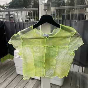Neontopp  - Skitsnygg topp i neon grön som är perfekt för fester med neontema. Väl använd men lika bra kvalitet som när den köptes.