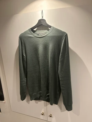 Stickad tröja - En Stickad tröja från dressman ⌛️ skick 10/10 ⌛️ Storlek M⌛️Nypris 599kr⌛️Passar perfekt nu till hösten/vintern✅ Vid minsta fundering eller fråga är det bara att skriva✅🙌