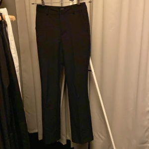 Högmidjad kostymbyxa  - Finns i Holmsund men kan tas till Ersboda på vardagar 