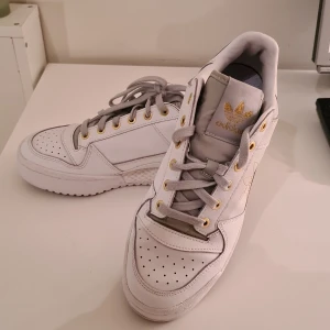 Adidas Originals FORUM Bold - Vita adidassneakers i fint skick med mintgröna detaljer. Stl 40