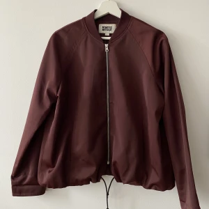 Weekday vinröd jacka - Vinröd jacka från Weekday i strl M. Hämtas i Midsommarkransen eller skickas mot fraktkostnad.