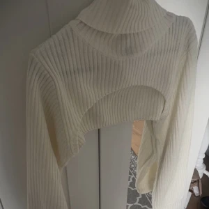 H&M  - Stickad H&M tröja som är slutsåld, storlek s. Knappt använd💗