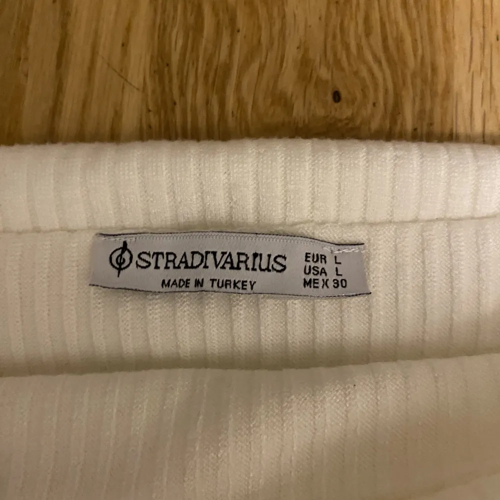 Jättesöt Off shoulder tröja, använd 2 gånger. Säljer då den inte kmr till användning💞 Strl L men passar som Xs/S. Tröjor & Koftor.